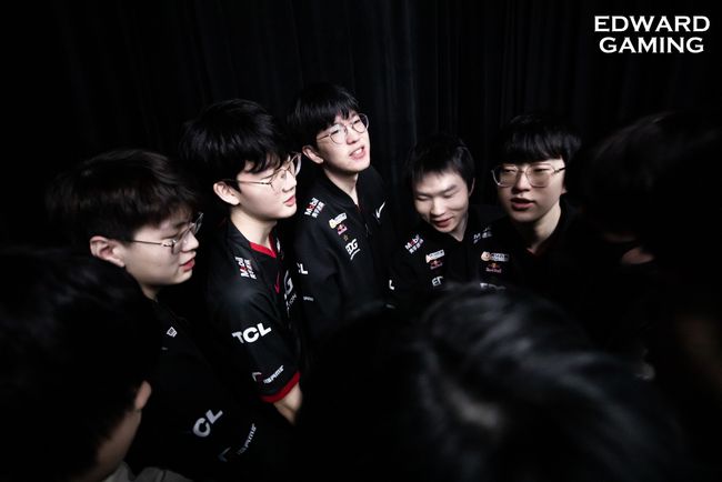 一位球员和 一位球员和